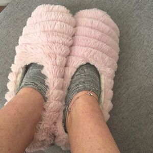 Ladies women's pink fuzzy slippers loved used w0rn soft ready feet foot toes